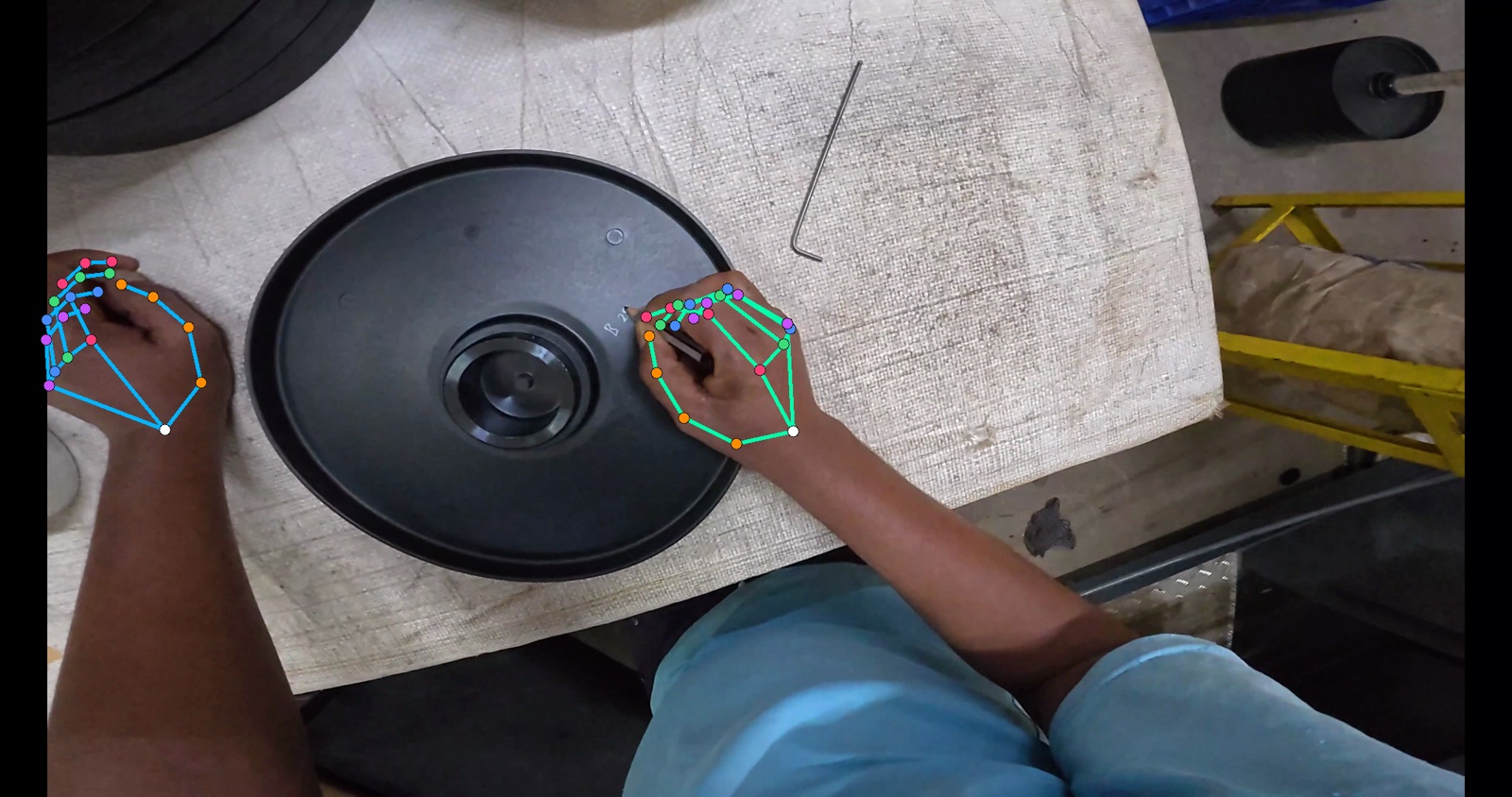 Dual-hand tracking with 21 joints per hand, rendered from the pipeline's keypoint output